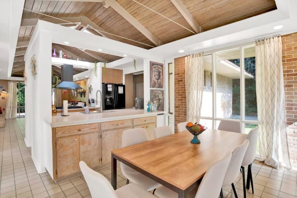 Midcentury Modern - Pool & Hot tub - Retro Retreat House in Mobile