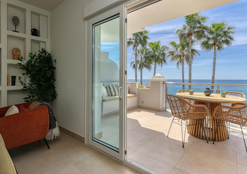 View (from property/room), Balcony/Terrace, Living room, Seating area, Dining area, Sea view