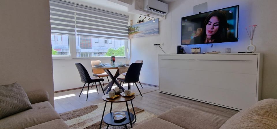 TV and multimedia, Living room, Seating area, Dining area, air conditioner