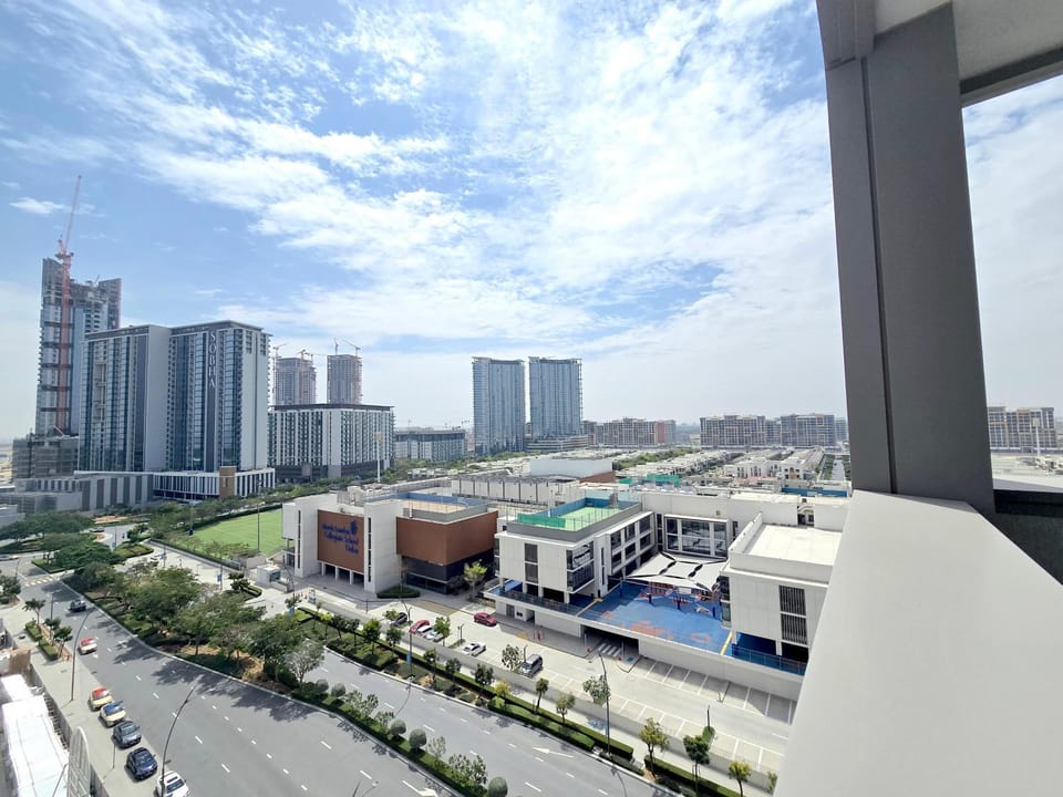 Property building, Day, City view, Location