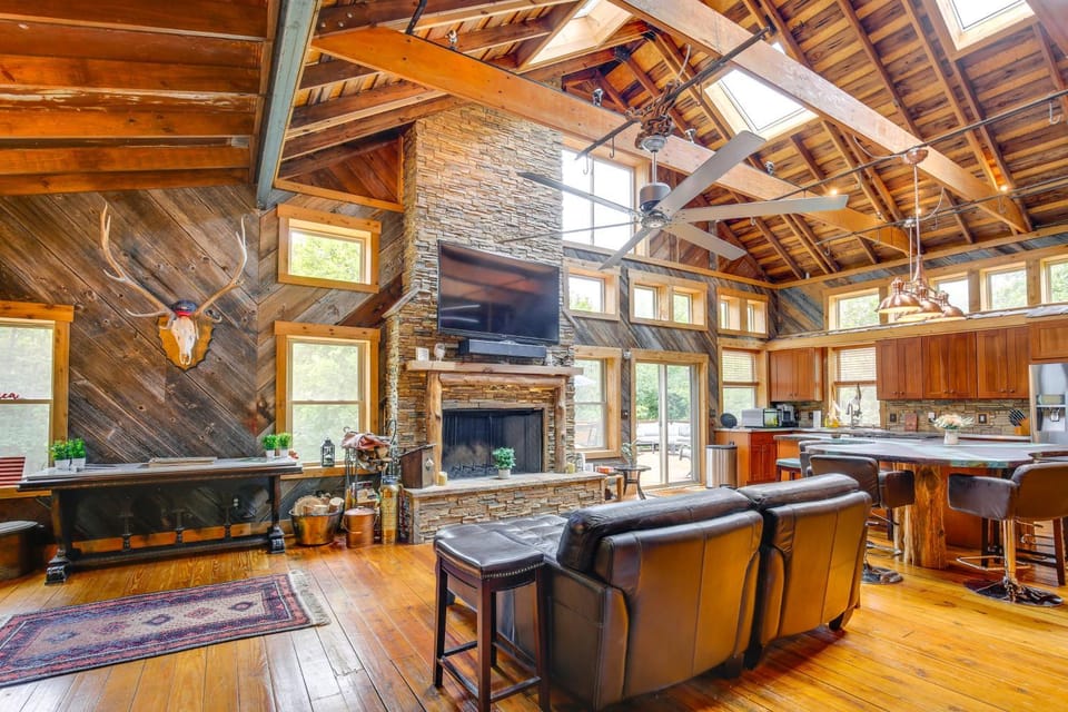Serene Pacific Getaway: Deck, Grill & Fire Pit! House in Ozark Mountains