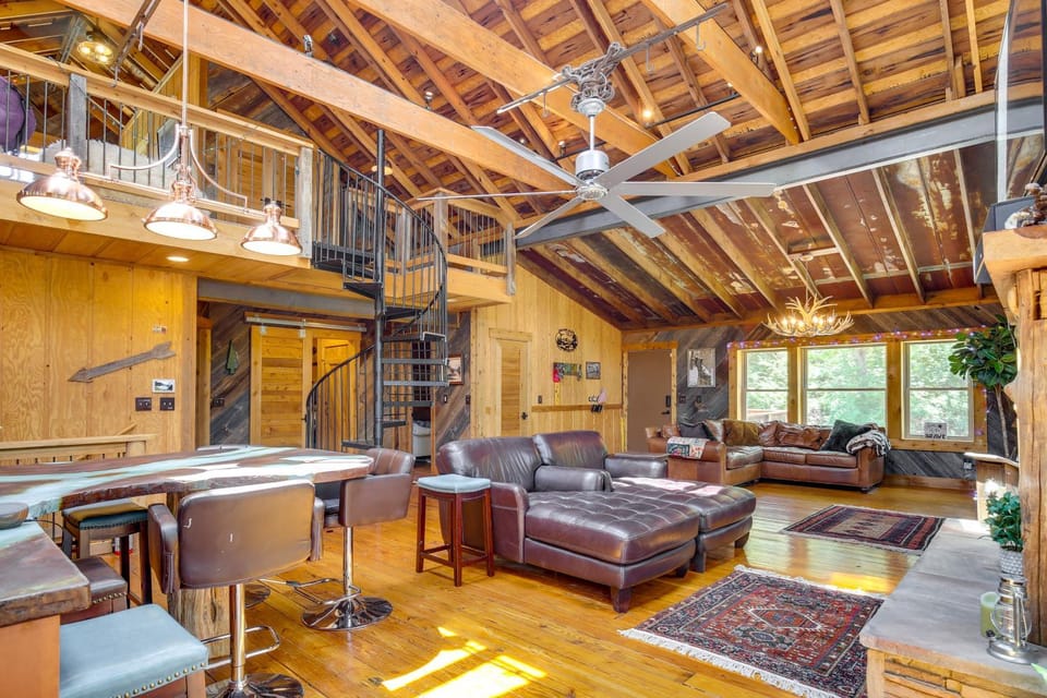 Serene Pacific Getaway: Deck, Grill & Fire Pit! House in Ozark Mountains