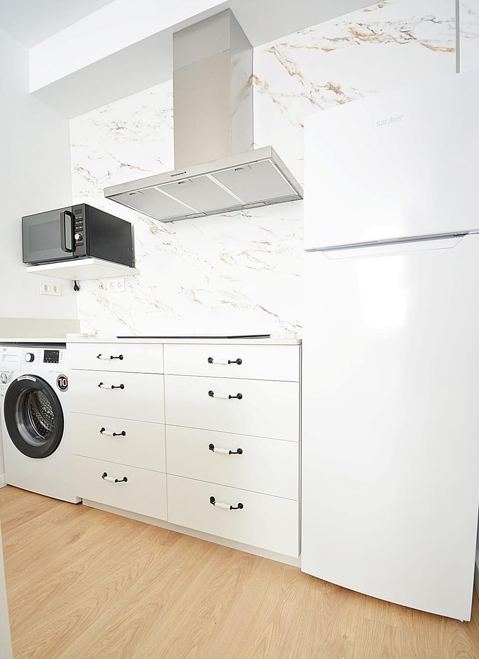 Kitchen or kitchenette, minibar, washing machine