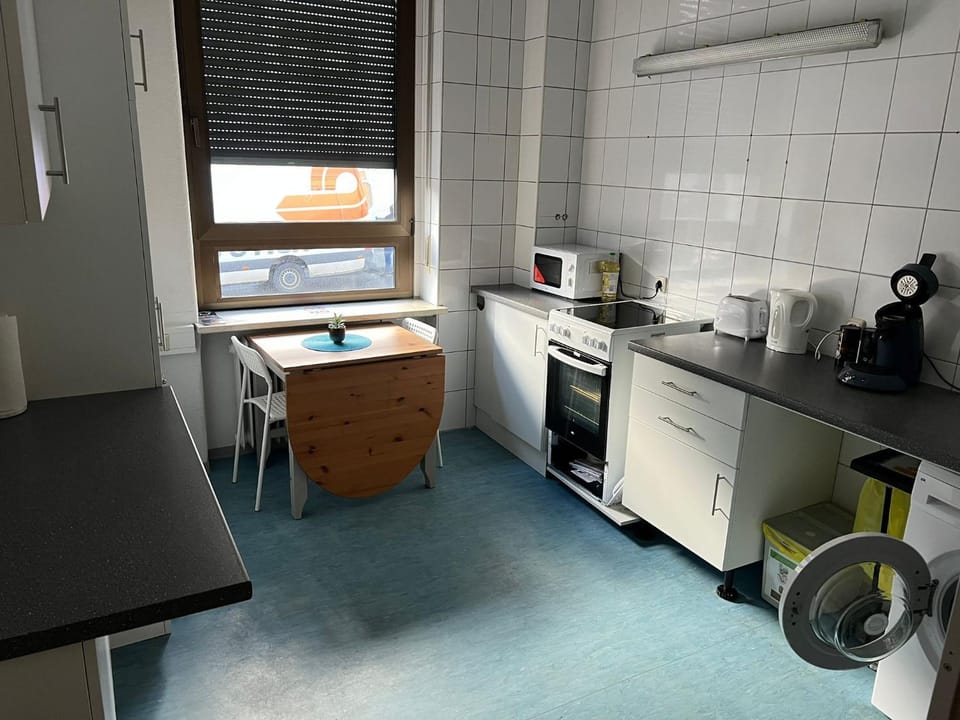 Coffee/tea facilities, Kitchen or kitchenette, Dining area, oven, stove, toaster