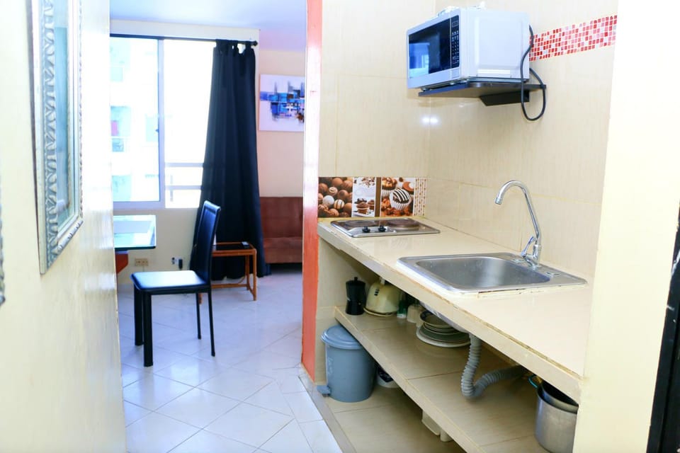 Kitchen or kitchenette, minibar
