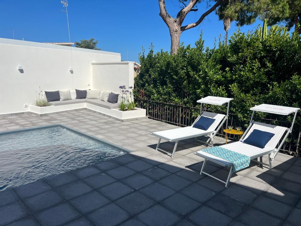 Swimming pool, sunbed