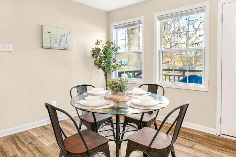 King Suite 2 Full Baths Stocked Kitchen Apartment in Warsaw