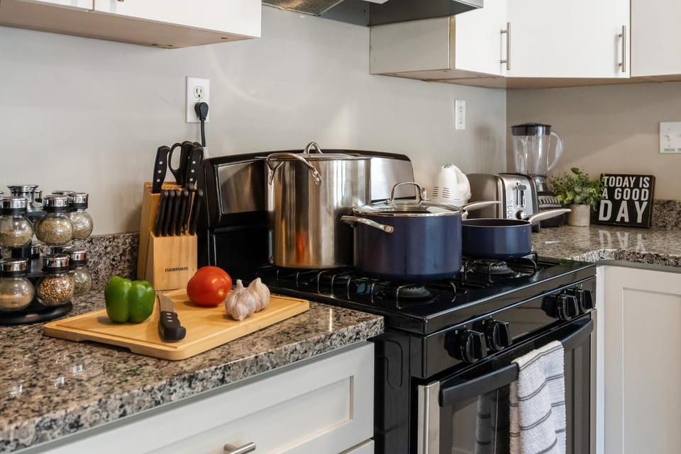 King Suite 2 Full Baths Stocked Kitchen Apartment in Warsaw