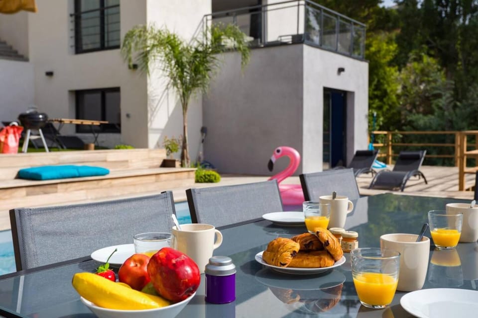 Villa modern Super-Cannes heated Pool, Parking, CLIM, 7 min to Cannes Beach Villa in Cannes