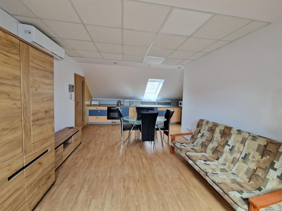 TV and multimedia, Kitchen or kitchenette, Living room, Seating area, Dining area, wardrobe