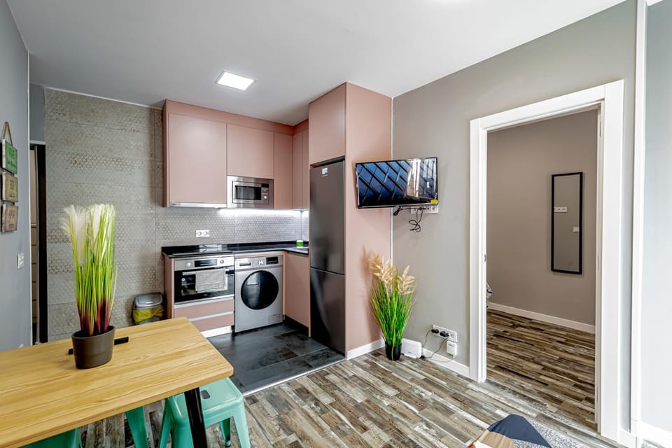 Kitchen or kitchenette, oven, pet friendly, stove, toaster, washing machine
