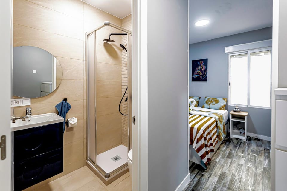 Shower, Toilet, Bed, Bathroom, Photo of the whole room, Bedroom, towels