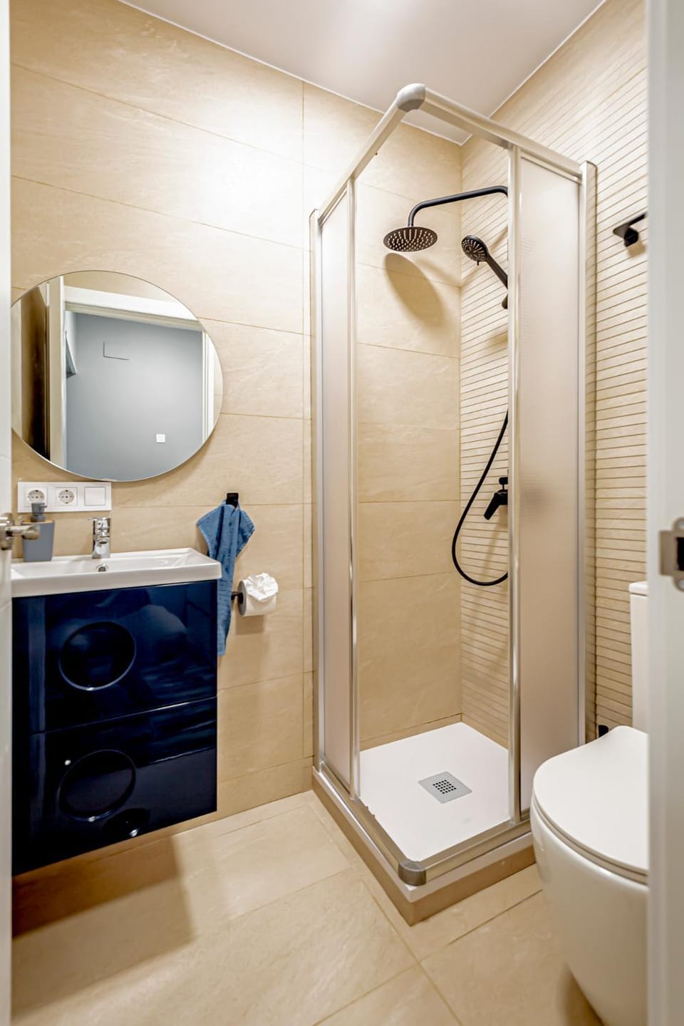 Shower, Toilet, Bathroom, towels
