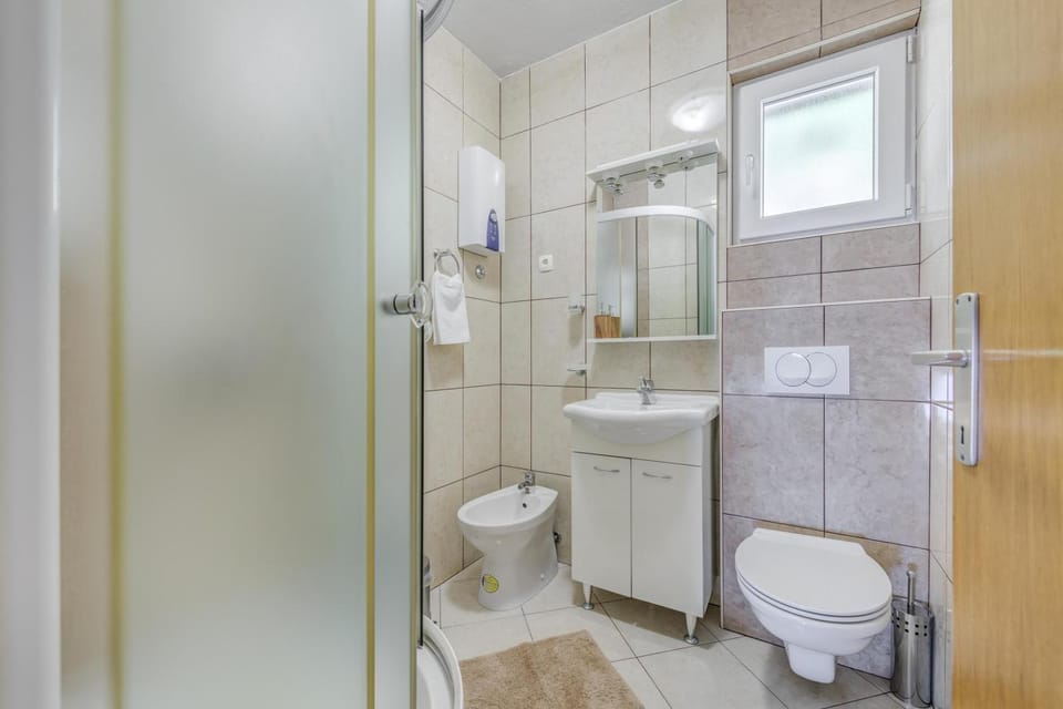 Shower, Toilet, towels