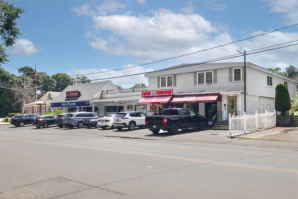 Couples and beach lovers meet your needs in one location Apartment in Marblehead