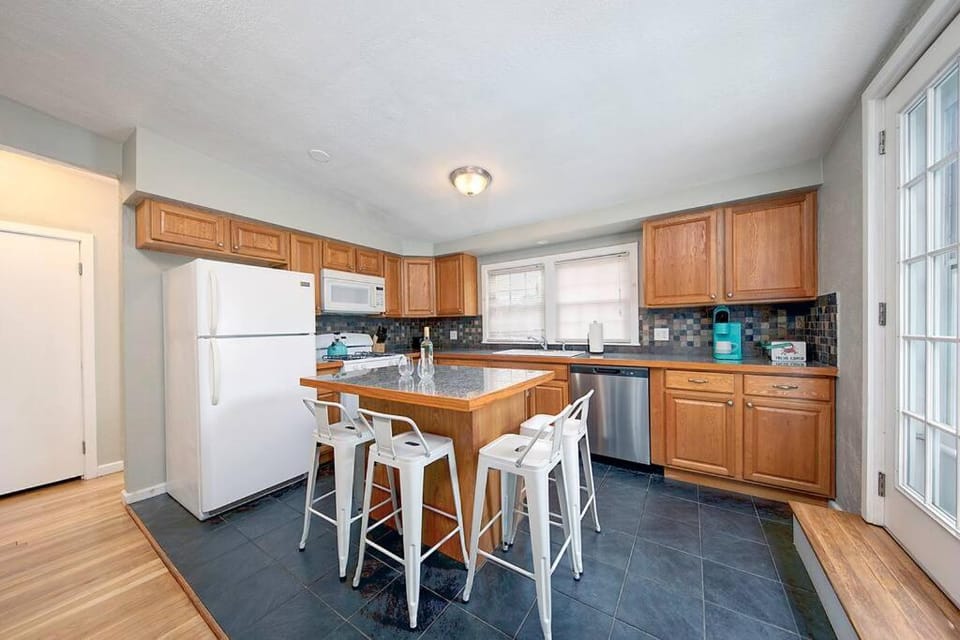 Couples and beach lovers meet your needs in one location Apartment in Marblehead
