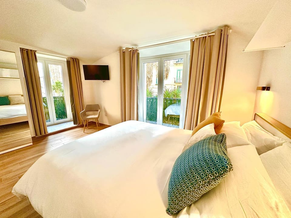 Bed, TV and multimedia, Photo of the whole room, Bedroom