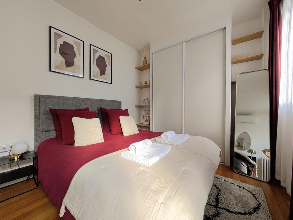 Photo of the whole room, Bedroom