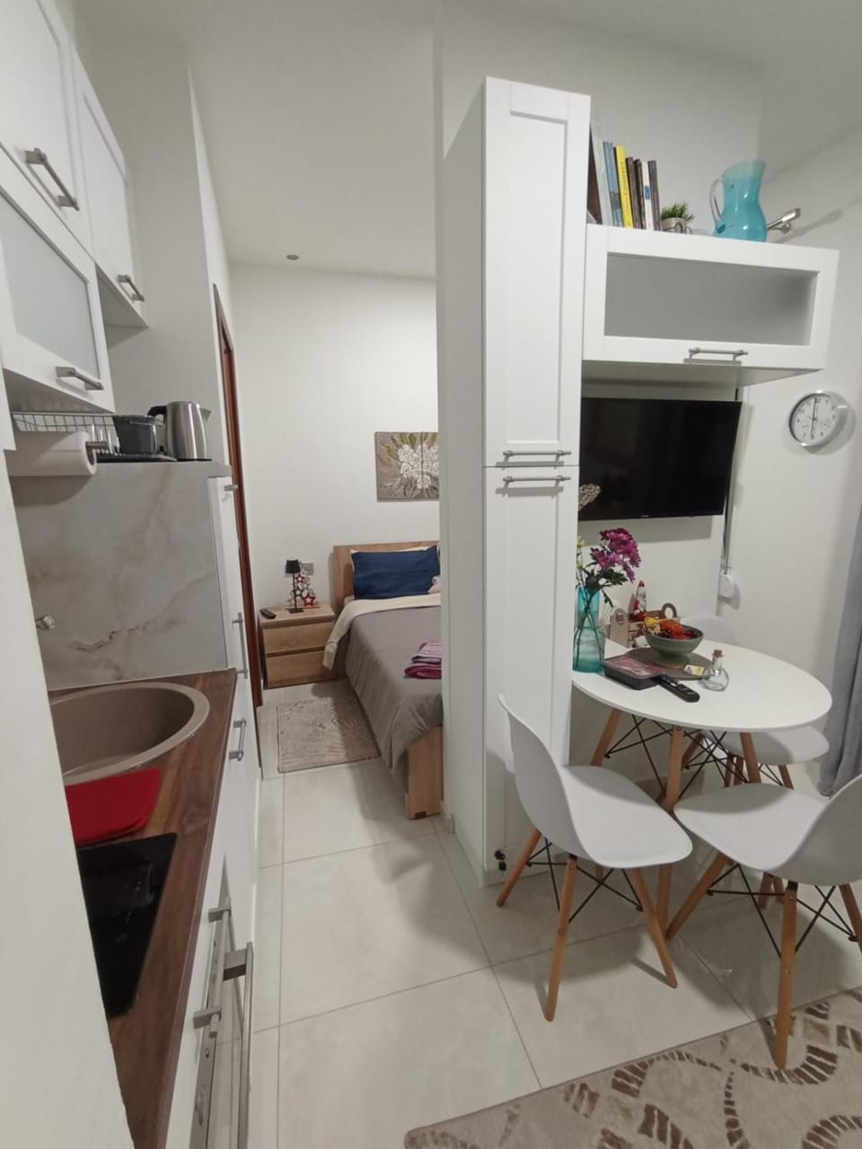 Bed, Kitchen or kitchenette, Photo of the whole room, Dining area
