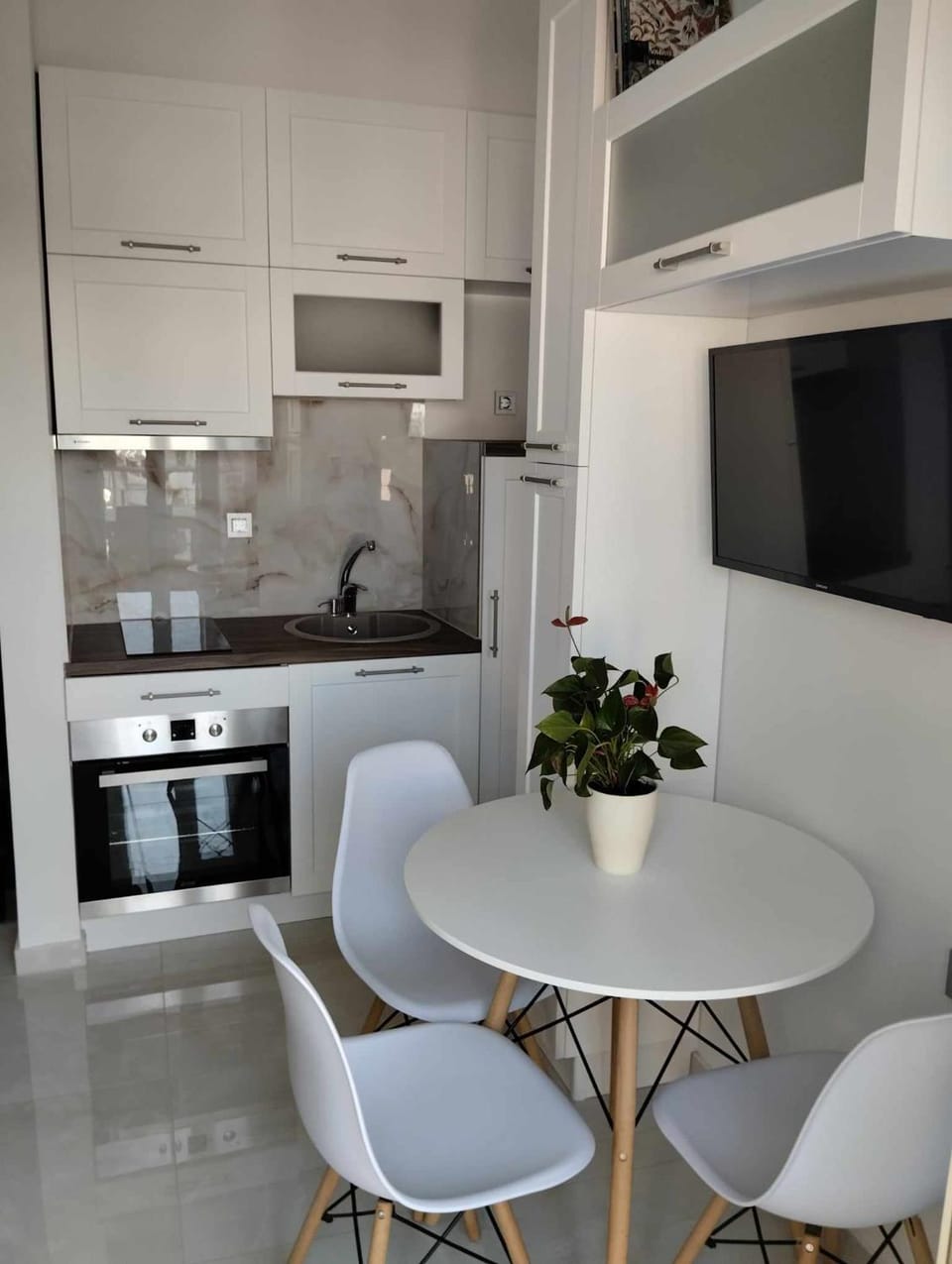 Kitchen or kitchenette, Dining area