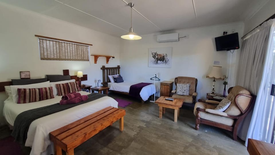 Bed, TV and multimedia, Photo of the whole room, Seating area, Bedroom