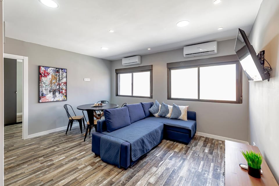 TV and multimedia, Living room, Seating area, air conditioner