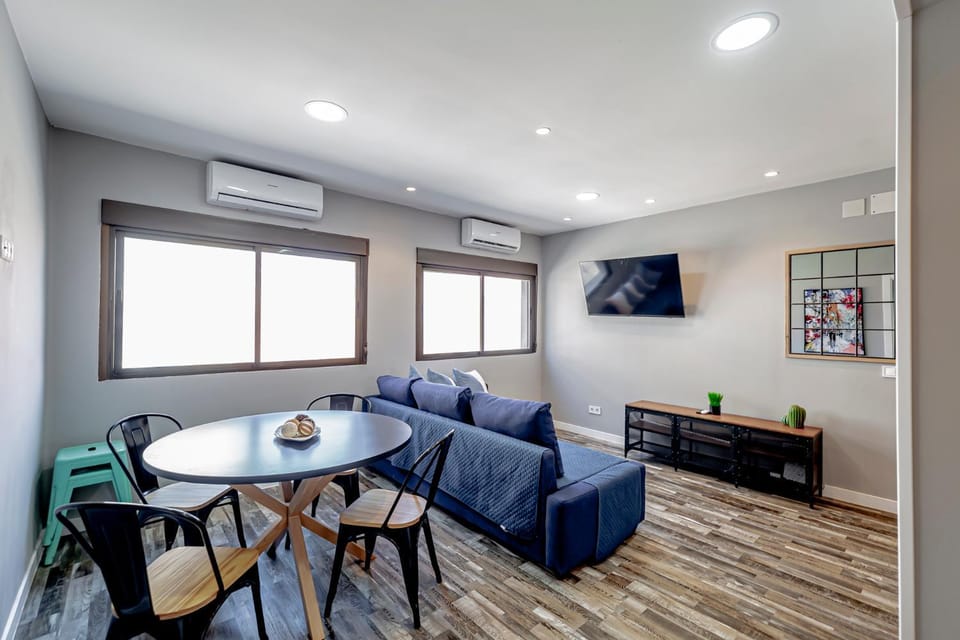 TV and multimedia, Living room, Seating area, Dining area, air conditioner