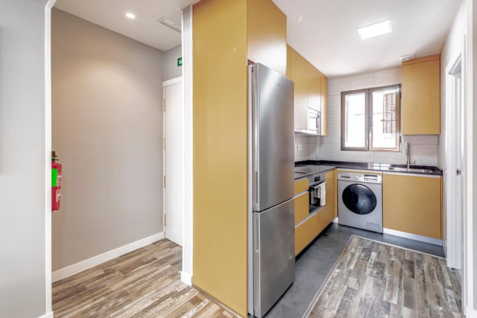 Kitchen or kitchenette, minibar, washing machine