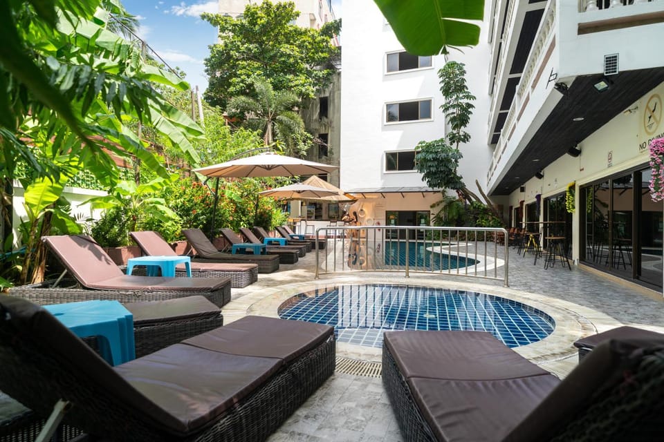 Patio, Swimming pool, sunbed