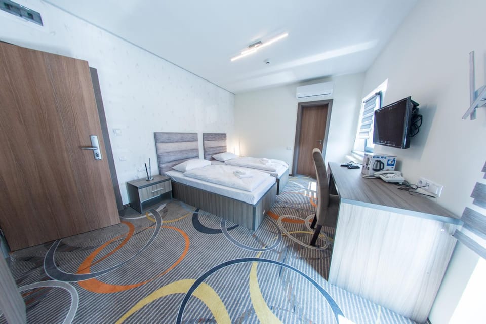 Bed, TV and multimedia, Photo of the whole room, Bedroom, hair dresser, wardrobe, air conditioner