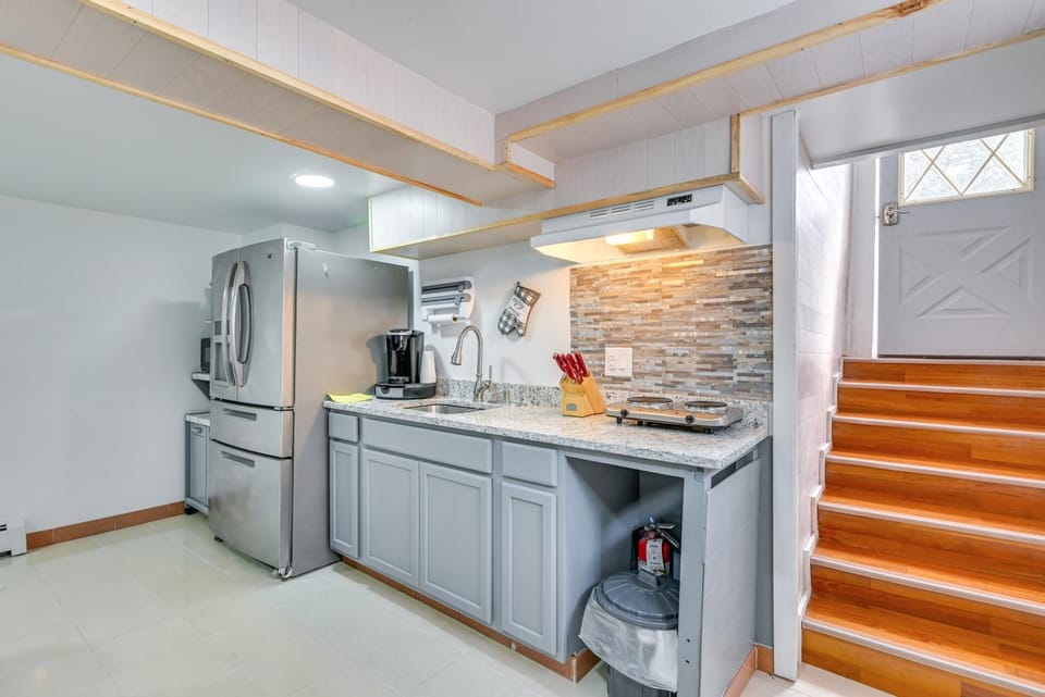 East Hartford Studio ~ 4 Mi to Downtown Hartford! Apartment in East Hartford