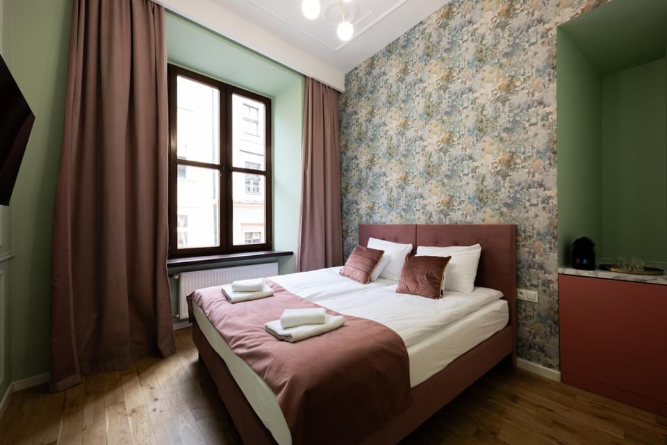 Bed, Photo of the whole room, towels