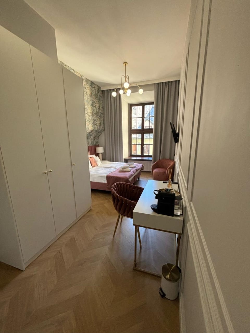 Bed, Living room, Photo of the whole room, Bedroom, hair dresser, wardrobe