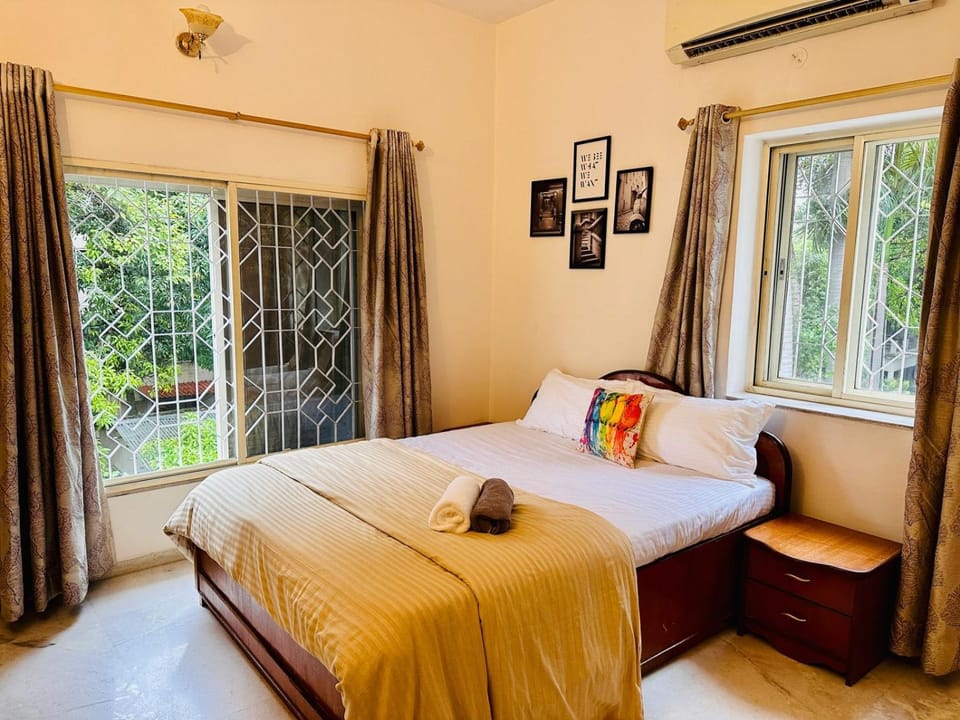 Bed, Photo of the whole room, Bedroom, towels, air conditioner
