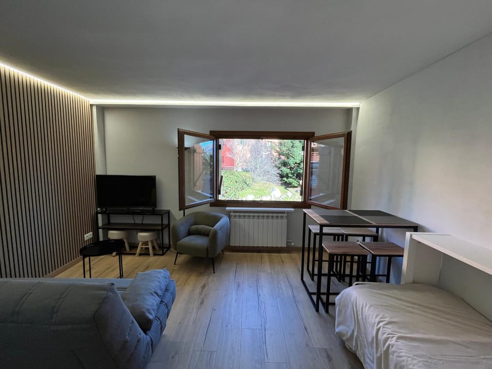 Bed, TV and multimedia, Living room, Photo of the whole room, Seating area, Dining area, Bedroom