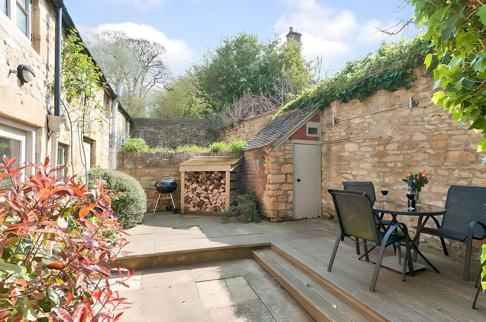 Property building, Patio, BBQ facilities, Dining area, Garden view, hair dresser