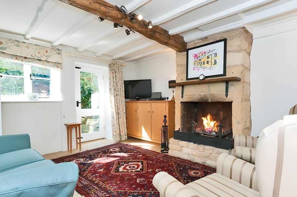 Property building, TV and multimedia, Living room, Seating area, Garden view, flat iron, hair dresser