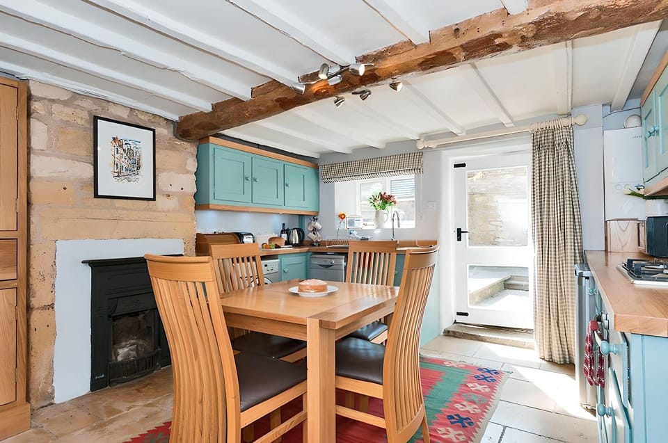 Property building, Kitchen or kitchenette, Dining area, minibar, pet friendly, stove