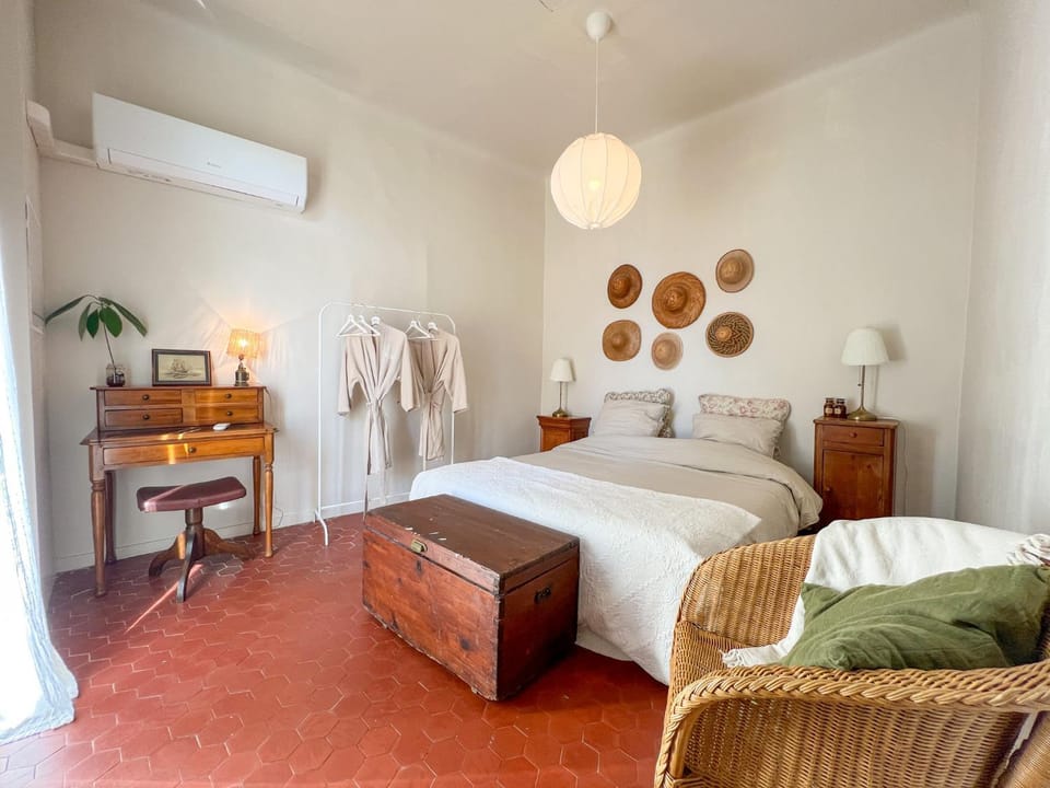Bed, Photo of the whole room, Seating area, Bedroom, internet, internet, towels, wardrobe, air conditioner