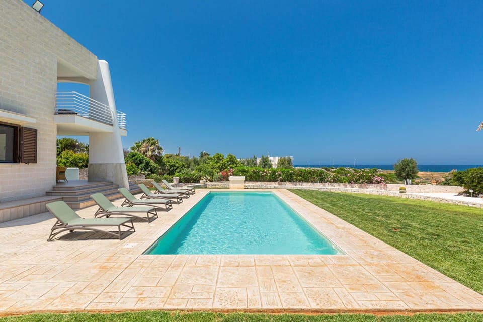 Swimming pool, sunbed