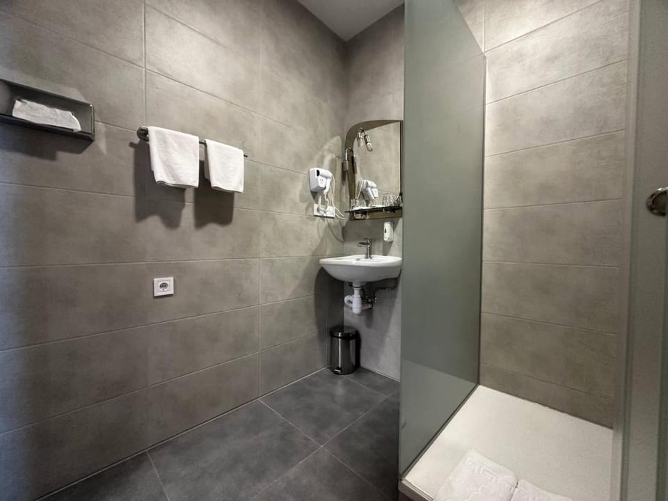 Shower, Toilet, Bathroom, hair dryier, heating, heating, towels, towels