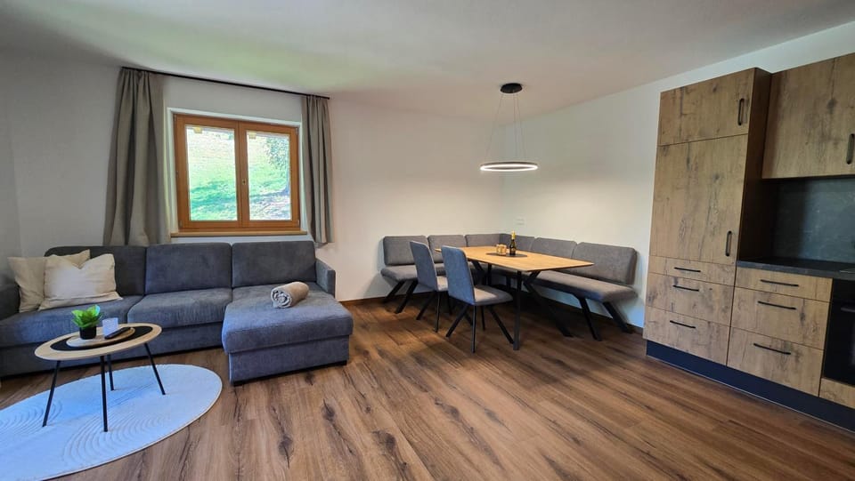 TV and multimedia, Kitchen or kitchenette, Living room, Seating area, Dining area