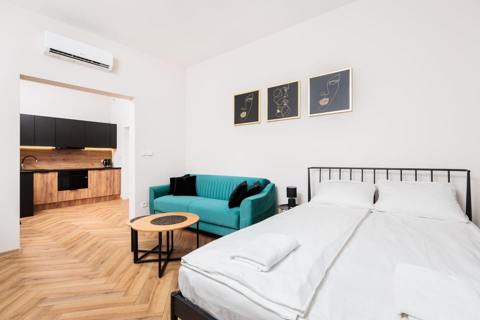 Bed, Seating area, Bedroom, air conditioner