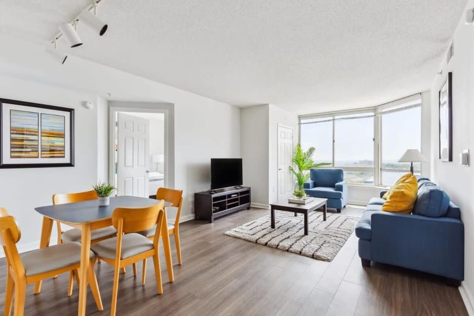 TV and multimedia, Living room, Seating area, Dining area