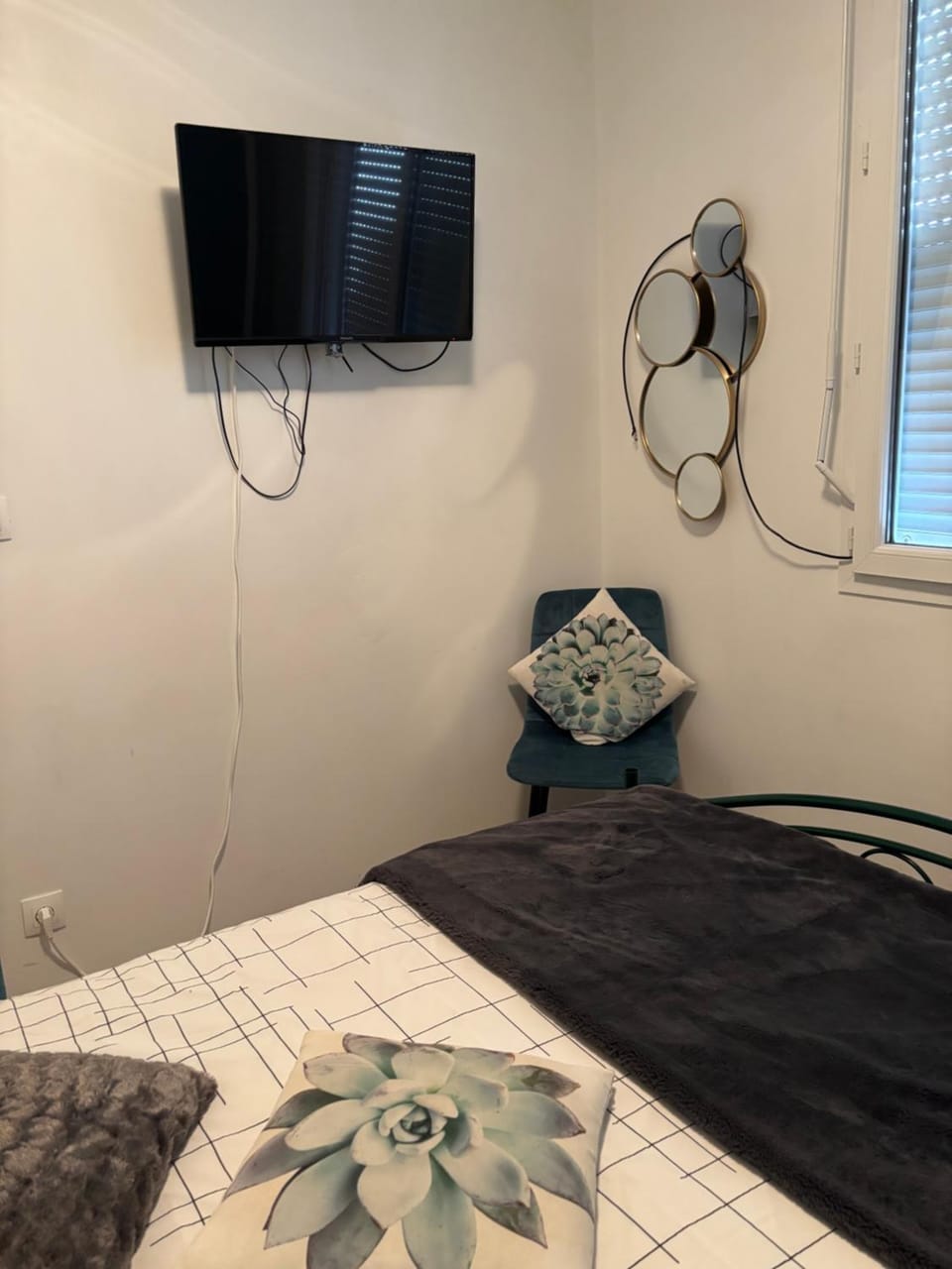 Bed, TV and multimedia, Photo of the whole room, Bedroom