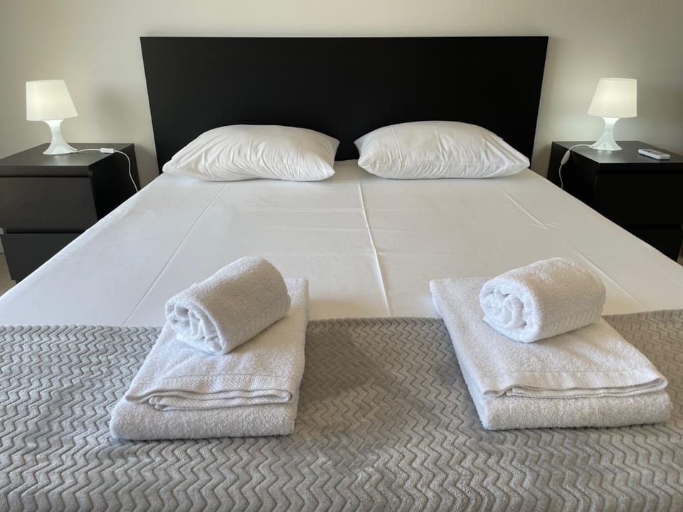 Bed, Bedroom, towels