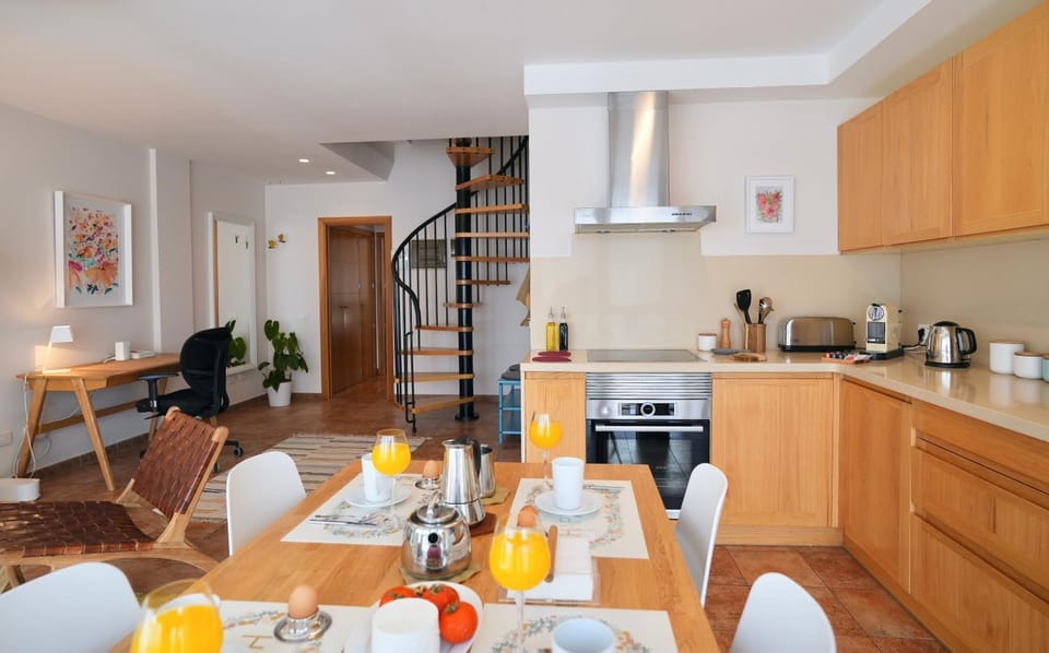 Kitchen or kitchenette, Seating area