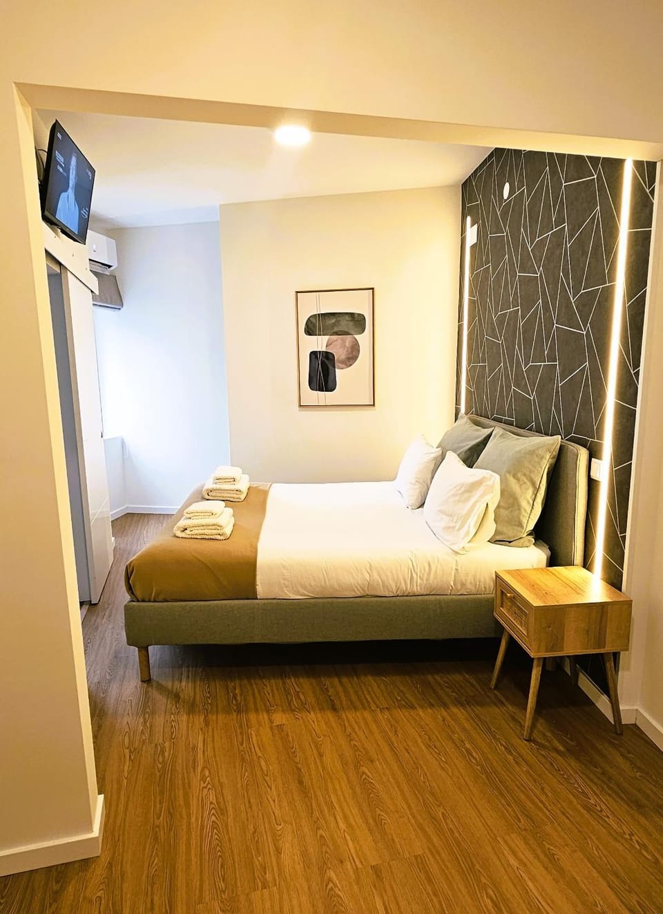 Bed, TV and multimedia, Photo of the whole room, Bedroom
