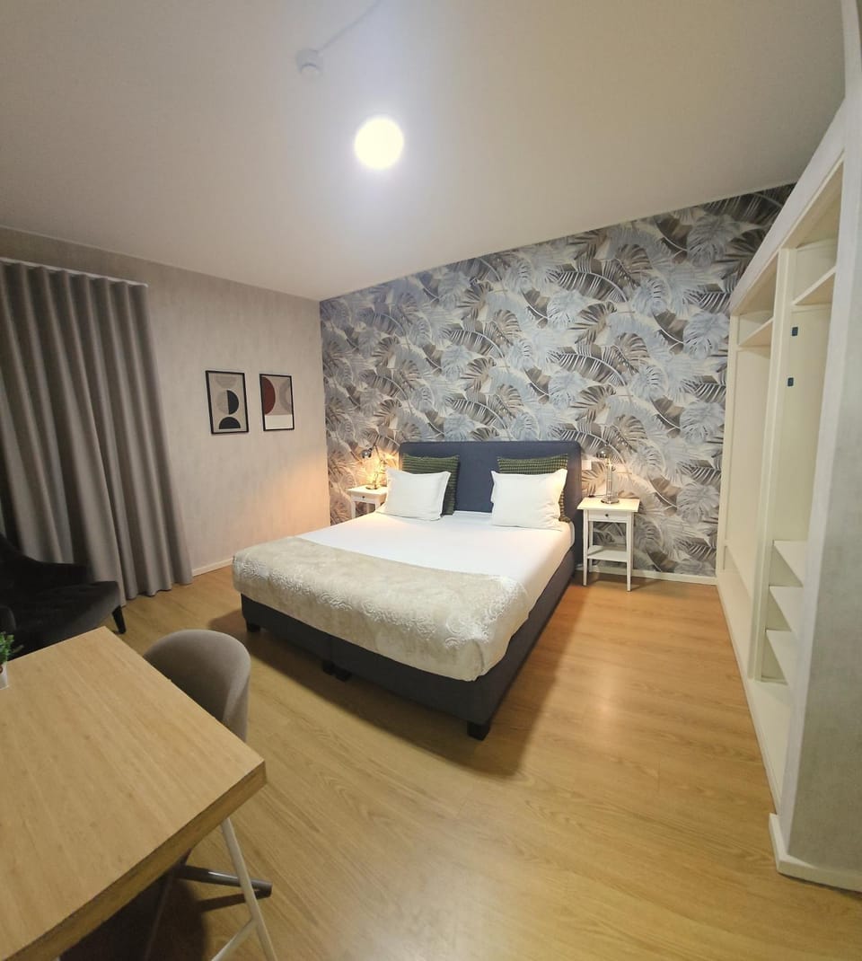 Bed, Seating area, Bedroom
