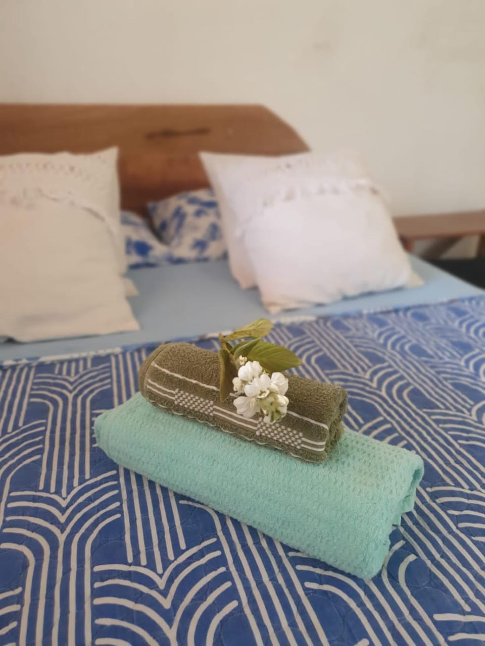 Bed, towels
